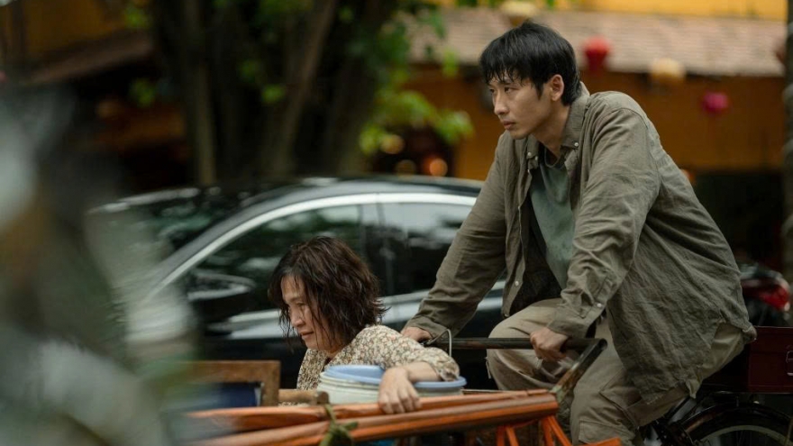 "Mang mẹ đi bỏ" giữ ngôi vương phòng vé, "Chốt đơn!" tiếp tục ảm đạm