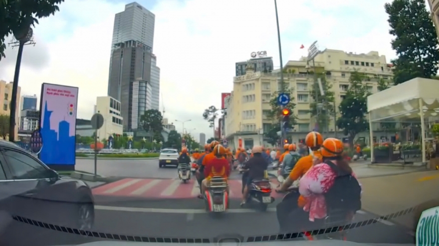 Xử phạt đoàn xe Vespa của công ty du lịch vượt đèn đỏ ở trung tâm TP.HCM