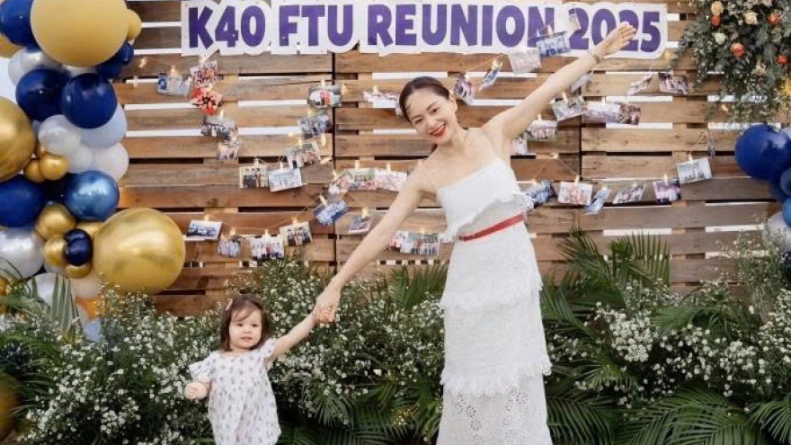 Sao Việt 14/8: Lan Phương đưa con gái đi họp lớp