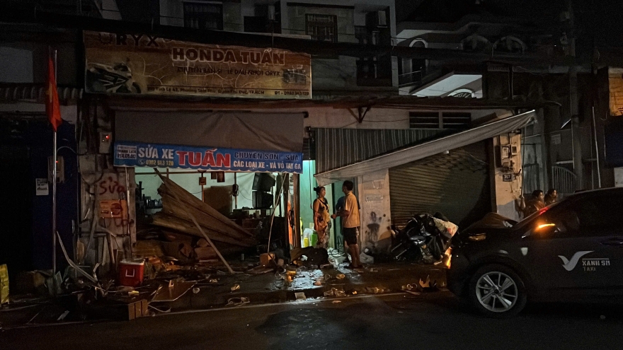 Taxi công nghệ mất lái "bay" lên vỉa hè, tông vào tiệm sửa xe ở TP.HCM