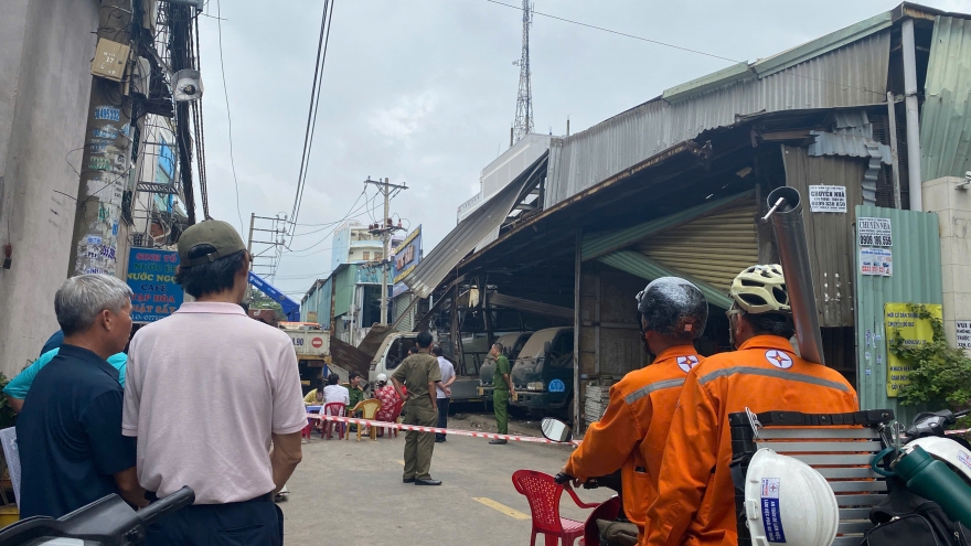 Nổ lò hơi ở TP.HCM, xưởng kính đổ sập, nhiều nhà dân bị hư hại