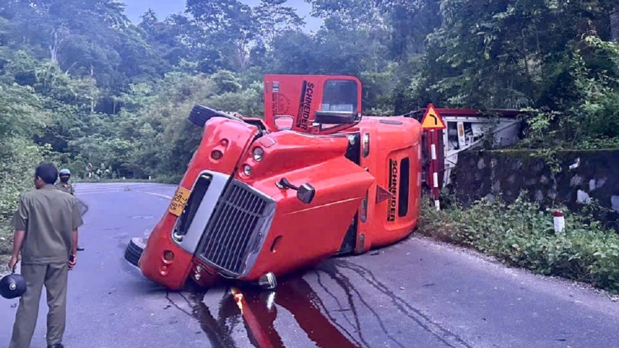 Xe đầu kéo chở gần 20 tấn sầu riêng lật giữa đèo
