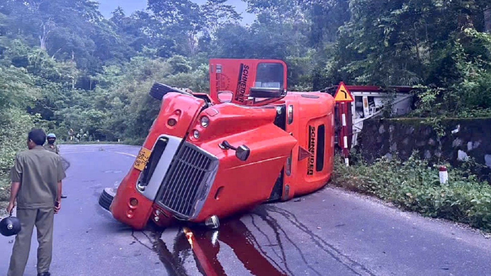 Xe đầu kéo chở gần 20 tấn sầu riêng lật giữa đèo
