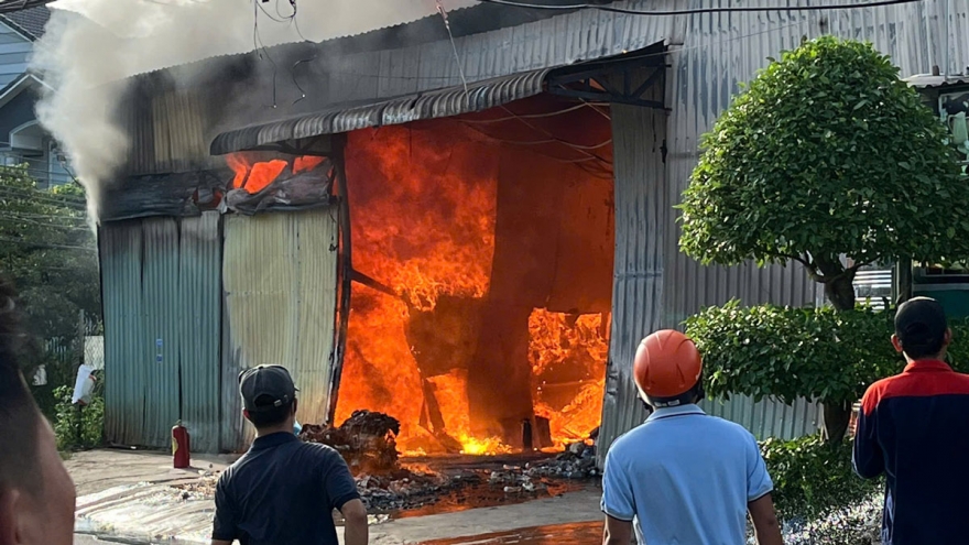 Hỏa hoạn tại xưởng chứa hóa chất, khói đen bao trùm khu dân cư