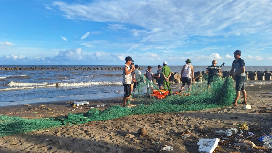 Ninh Bình: Đã tìm thấy cháu bé thứ hai đuối nước tại biển Hải Tiến