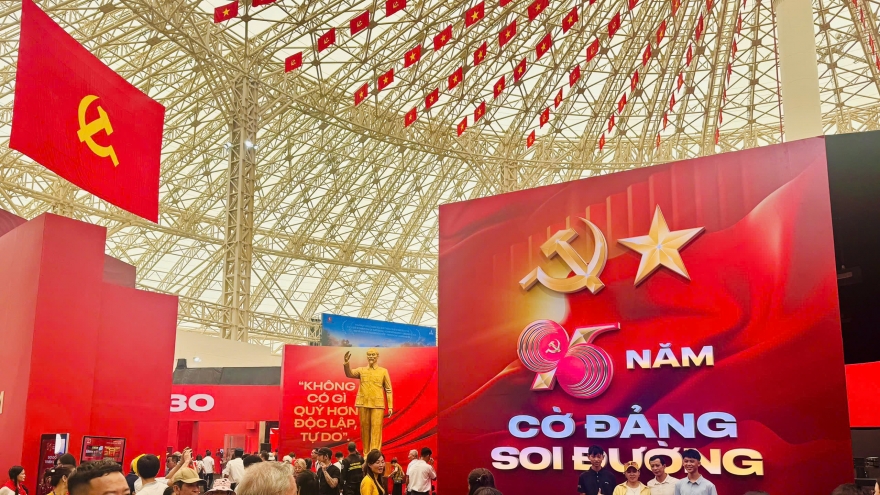 Đông đảo du khách đến Triển lãm 80 năm Hành trình Độc lập - Tự do - Hạnh phúc