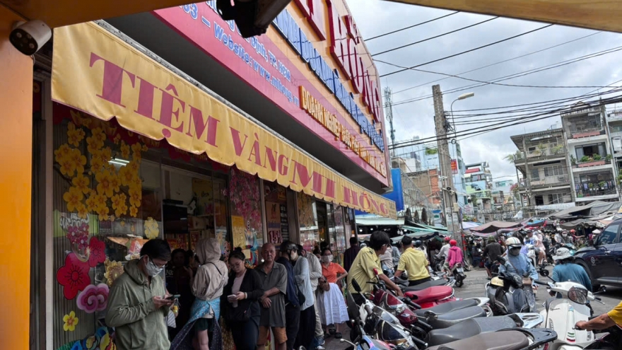 Dân đổ xô mua vàng, cửa hàng tại TP.HCM phải giới hạn khách