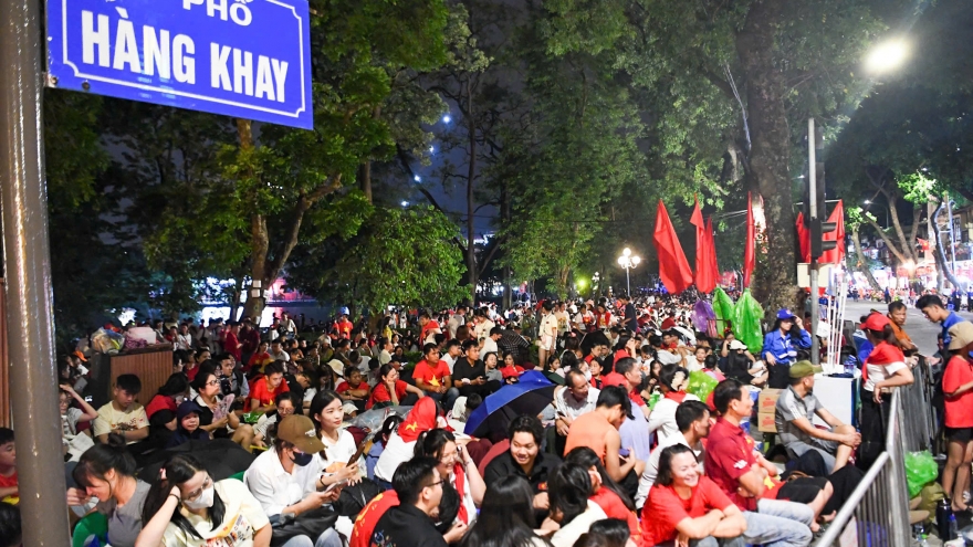 Người dân xuyên đêm đội mưa, ngủ ngoài trời chờ xem tổng duyệt diễu binh