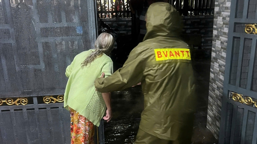 Mưa lớn trong đêm, nhiều nơi ở Đồng Nai bị ngập nặng