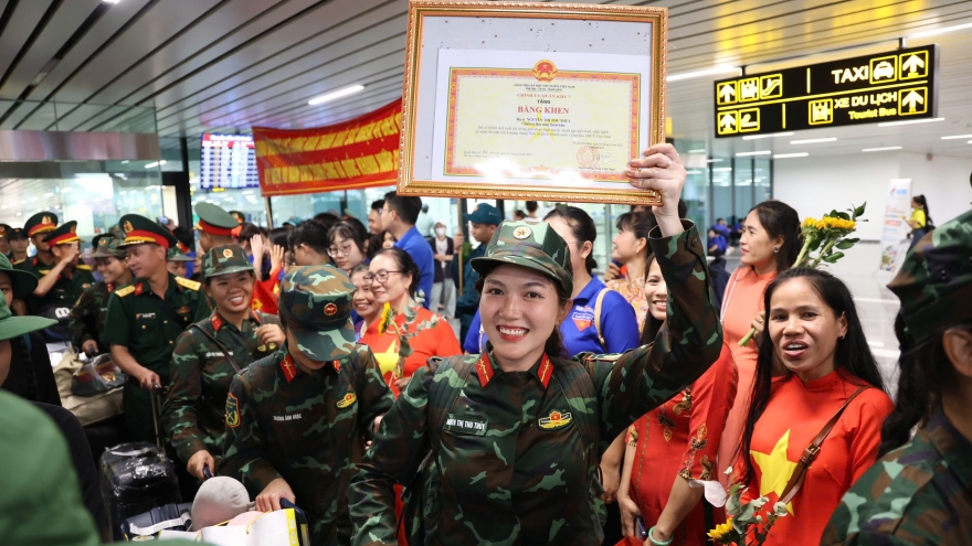 Lực lượng diễu binh A80 được chào đón nồng nhiệt ở sân bay Tân Sơn Nhất