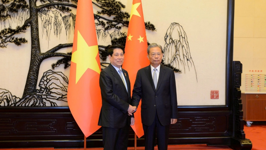 Chủ tịch nước Lương Cường hội kiến Ủy viên trưởng Nhân đại toàn quốc Trung Quốc