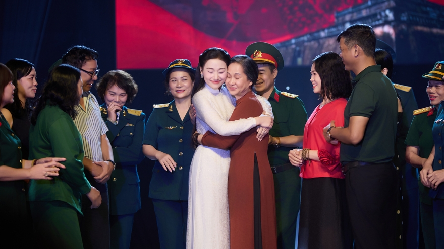 Xúc động hành trình tìm mộ liệt sĩ trong phim ca nhạc “Lá thư gửi tương lai”