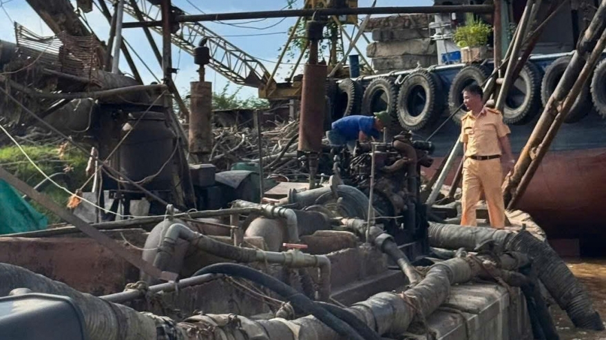 Bắt giữ tàu khai thác cát trái phép trên sông Lục Nam ở Bắc Ninh