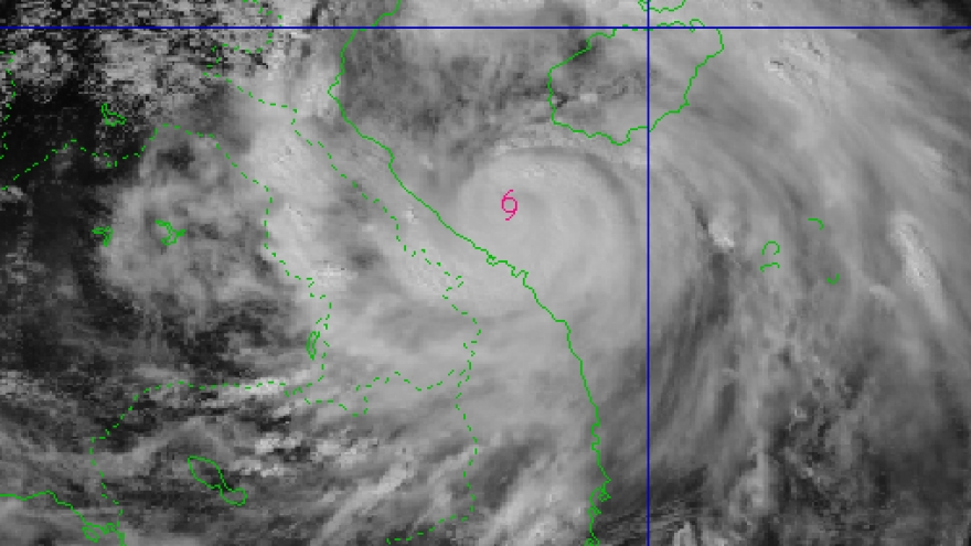 Bão số 10 còn cách TP. Huế khoảng 90km, tỉnh Quảng Trị khoảng 165km
