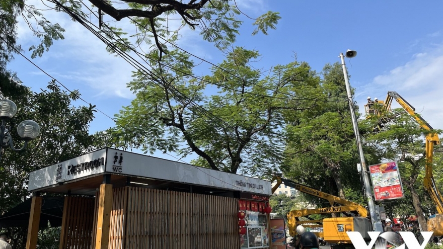 Dây điện chằng chịt lại bủa vây Hồ Gươm