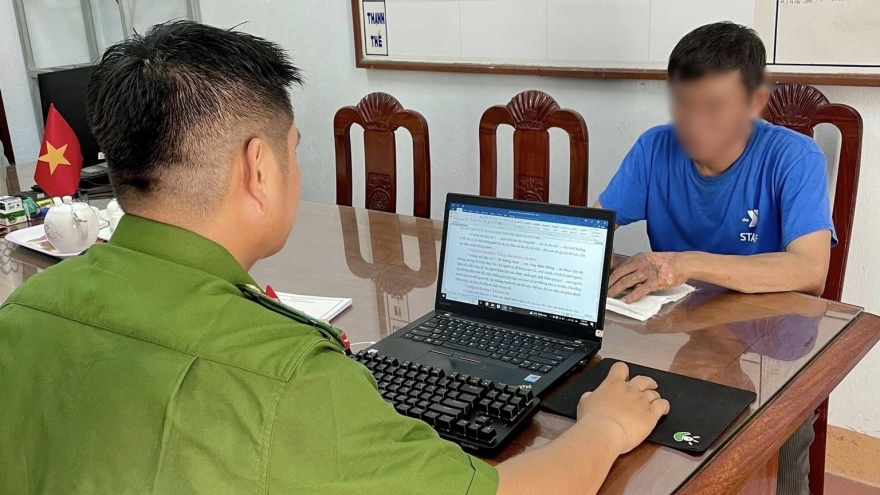 Tạt xăng đốt tiệm spa của bạn gái cũ