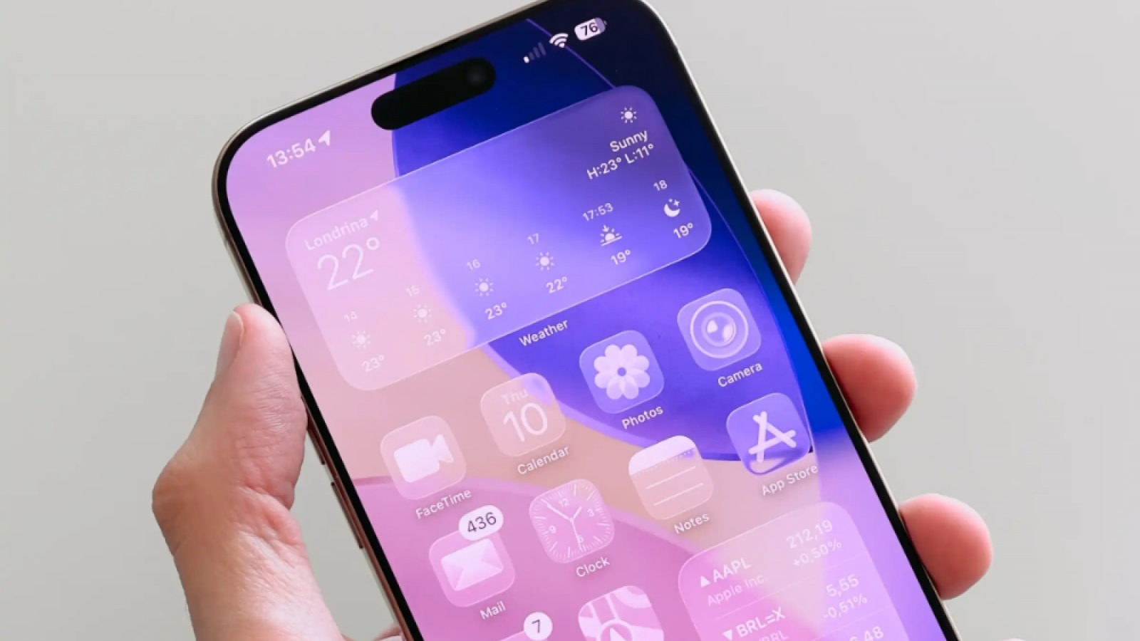 Người dùng iPhone phẫn nộ với Liquid Glass trên iOS 26