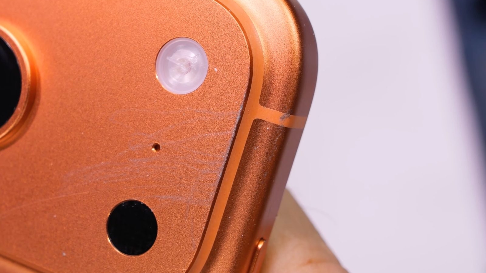 Điểm yếu chí mạng khiến iPhone 17 Pro “trầy như chơi”