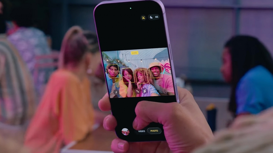 Camera selfie iPhone 17: Tưởng nhỏ mà “chấn động” thế giới