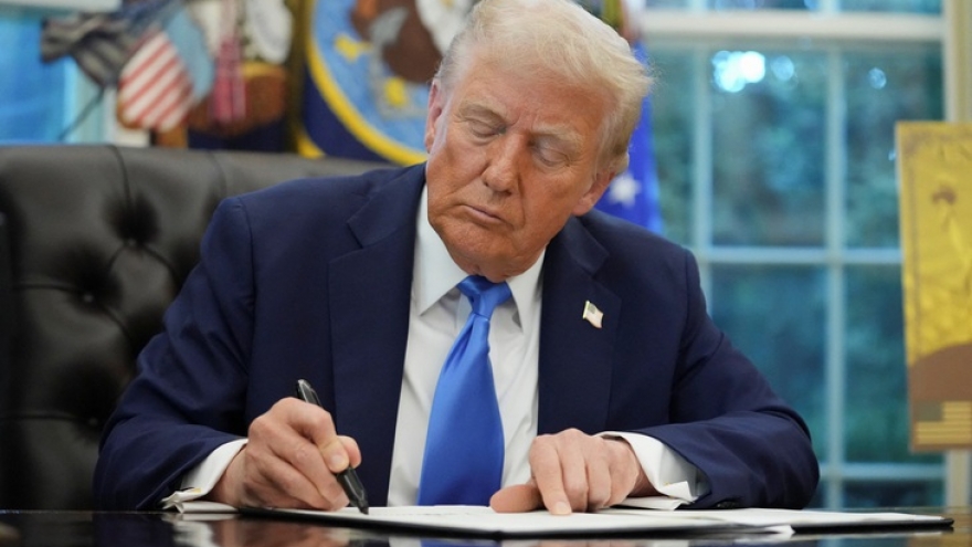 Mỹ tăng phí thị thực H-1B, triển khai “thẻ vàng” trị giá 1 triệu USD