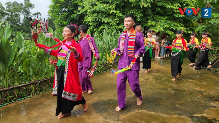 Vui lễ hội thưởng hoa của đồng bào Mường tại ngôi nhà chung