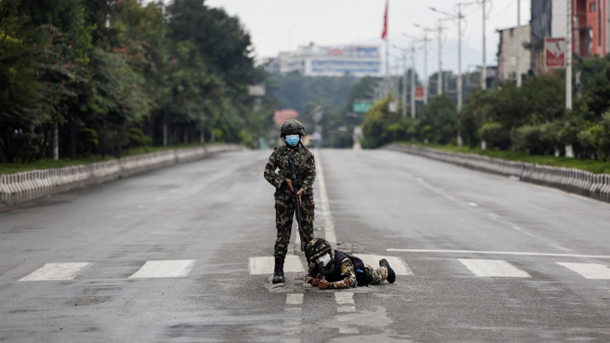 Quân đội và phe biểu tình tại Nepal đối thoại để chọn Thủ tướng lâm thời