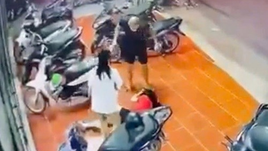 Điều tra vụ nữ nhân viên quán bi-a bị đánh dã man trước cửa quán