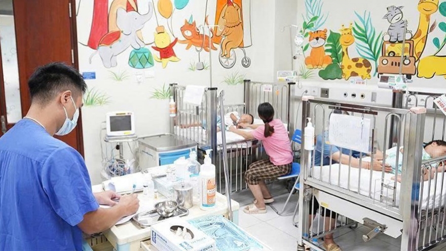 Bé 3 tuổi tử vong với 80 vết ong đốt ở Sơn La