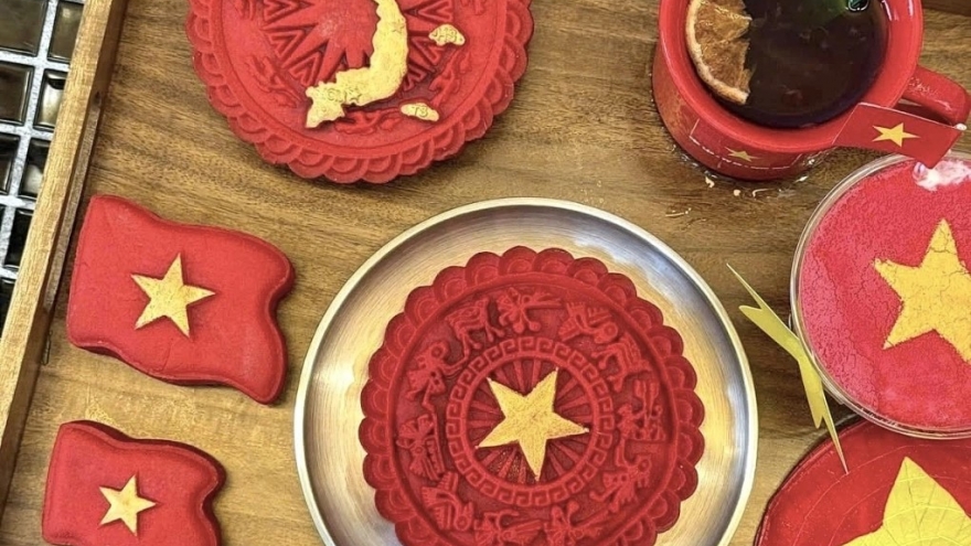 Cờ đỏ sao vàng thành hot trend, lan tỏa tình yêu nước