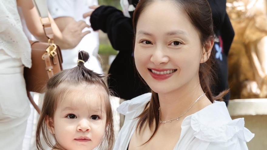 Sao Việt 10/9: Lan Phương địu con đến phiên tòa xử ly hôn