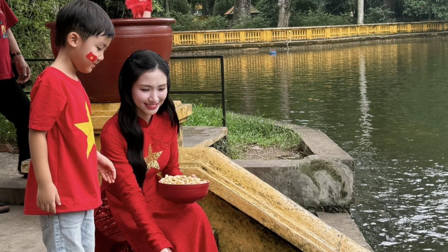 Sao Việt 3/9: Hòa Minzy và con trai tham quan Khu di tích Chủ tịch Hồ Chí Minh