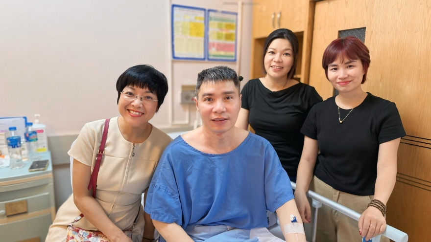 Sao Việt 6/9: MC Thảo Vân thăm NSND Công Lý sau ca mổ