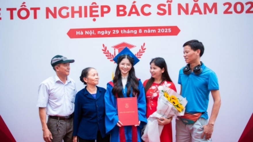 Ba người ở chung phòng ký túc xá cùng vượt qua kỳ thi "khốc liệt" của ngành y