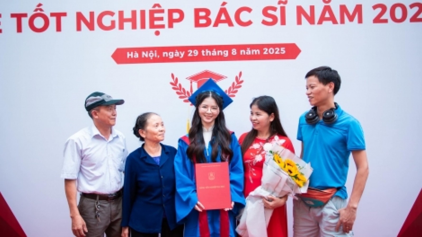 Ba người ở chung phòng ký túc xá cùng vượt qua kỳ thi "khốc liệt" của ngành y