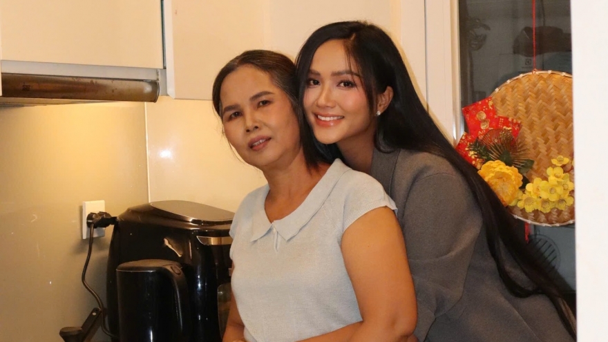 H'Hen Niê hạnh phúc khi có mẹ chăm sóc những tháng cuối thai kỳ