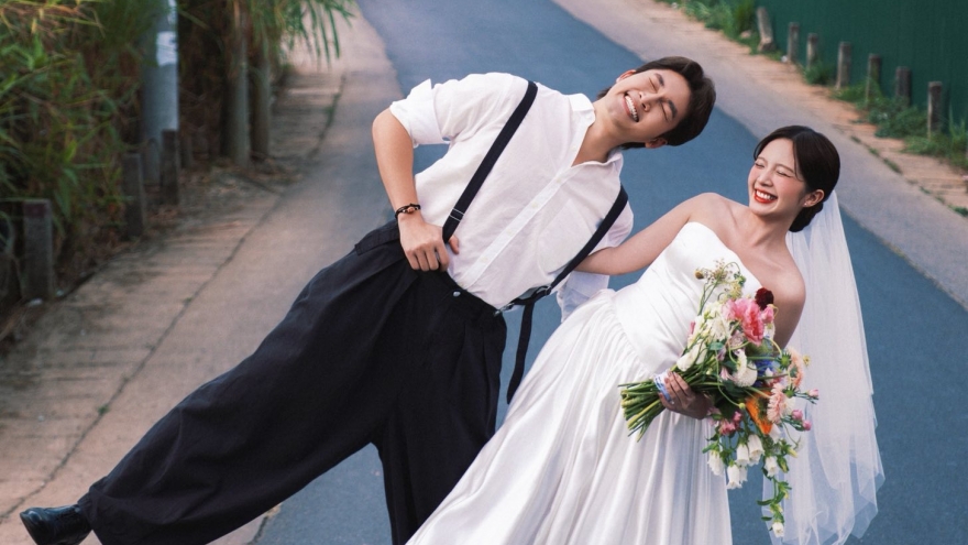 Đình Tú tình tứ với bà xã Ngọc Huyền trong bộ ảnh cưới