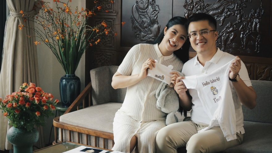 Sao Việt 14/9: Hoa hậu Ngọc Hân và chồng chụp ảnh kỷ niệm giai đoạn cuối thai kỳ