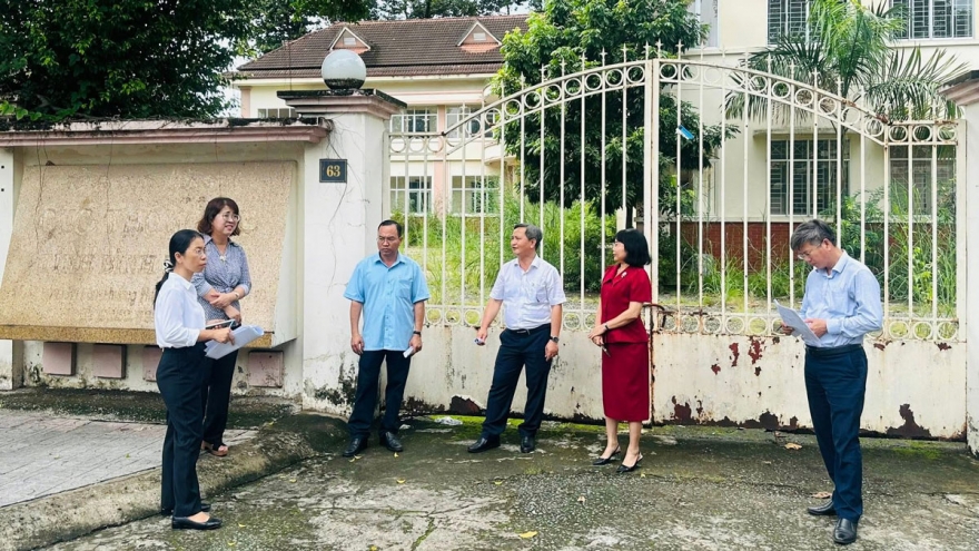 Nghịch lý ở TP.HCM: Trường học quá tải, trụ sở công kề bên bỏ hoang nhiều năm