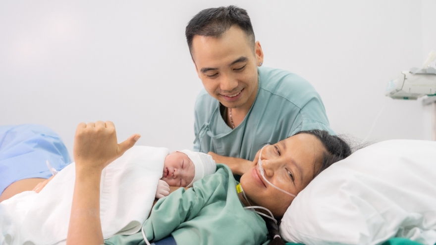 Hoa hậu H'Hen Niê sinh con đầu lòng, chồng nhiếp ảnh gia rơi nước mắt