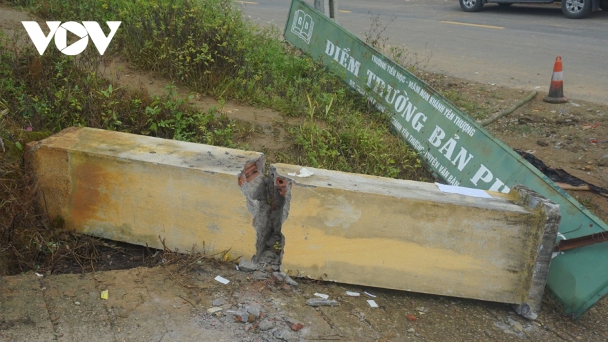 2 anh em ruột tử vong do trụ cổng trường đổ sập ở Lào Cai