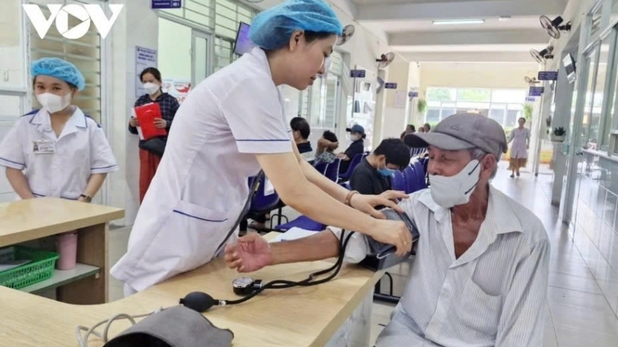 Củng cố trạm y tế xã, chuyển trọng tâm từ chữa bệnh sang phòng bệnh