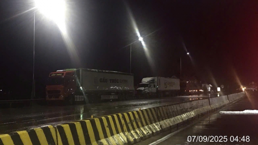 Nhiều xe ô tô dừng đỗ kín đường dẫn vào hầm Đèo Cả, gia tăng nguy cơ tai nạn