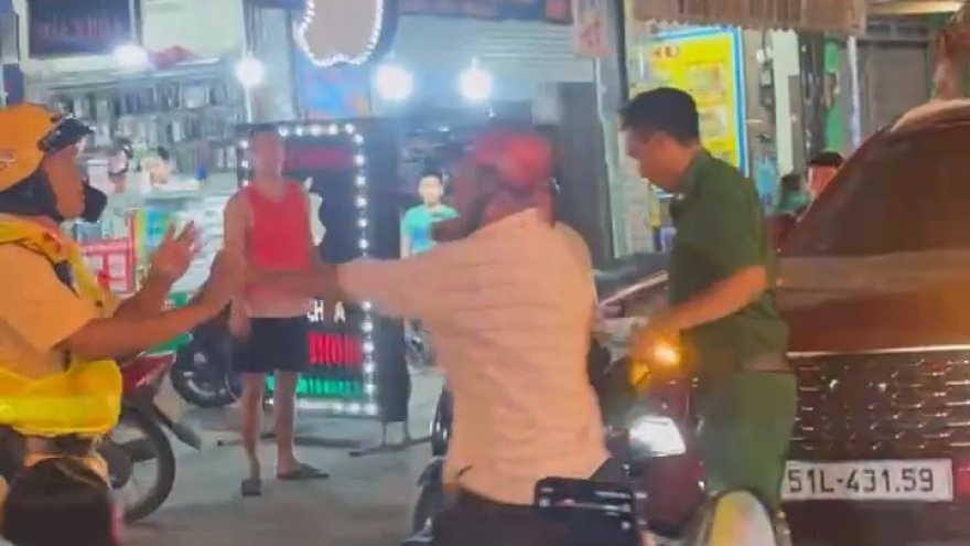 Khởi tố người say rượu chống đối CSGT, đánh thanh niên xung phong bị thương