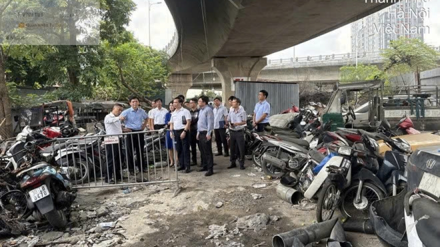 Bê tông gầm cầu Vĩnh Tuy đoạn bị cháy đã suy giảm, không còn đảm bảo như trước