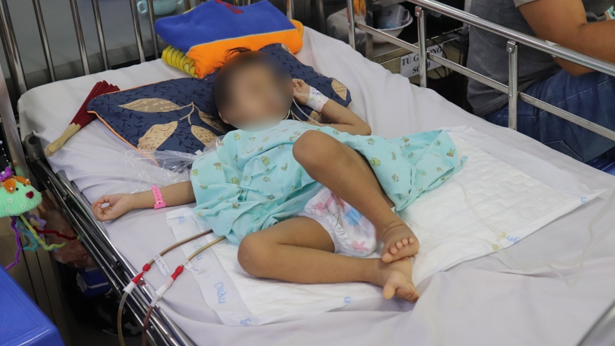 Bé gái 3 tuổi sống sót kỳ diệu với cành cây dài 16cm trong bụng