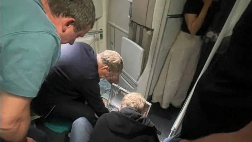 Russian doctors assist passenger in medical emergency on Vietnam Airlines flight