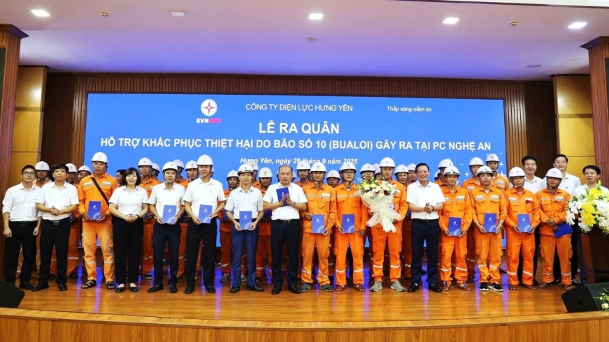 Hưng Yên chi viện khắc phục lưới điện Nghệ An sau bão số 10
