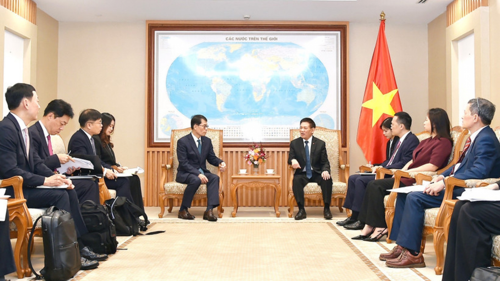 Deputy PM receives leader of Industrial Bank of Korea