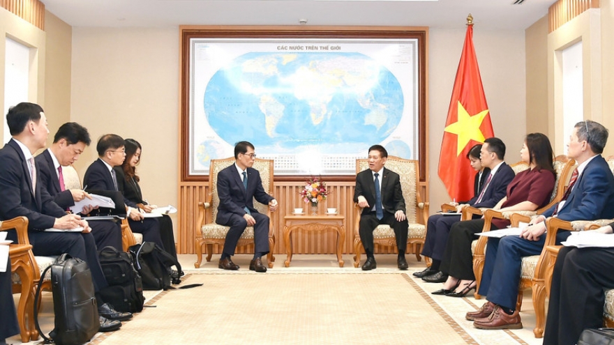 Deputy PM receives leader of Industrial Bank of Korea