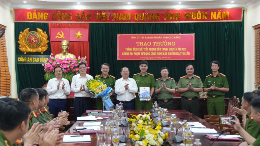 Biểu dương lực lượng triệt phá đường dây lừa đảo chiếm đoạt 160 tỷ đồng